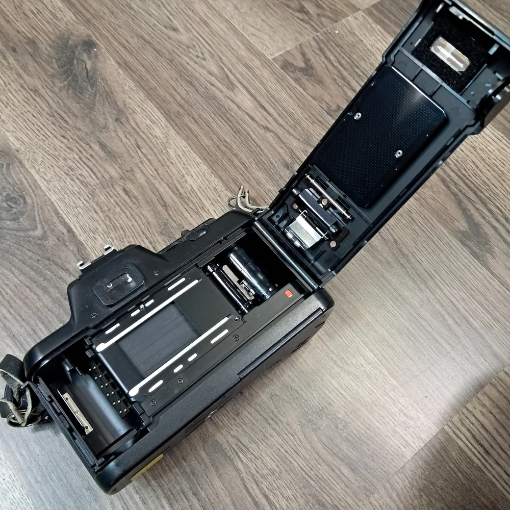 Nikon Auto Focus Camera N4004 AF SLR 35mm Film Vintage Camera Body Only TESTED - Picture 4 of 7